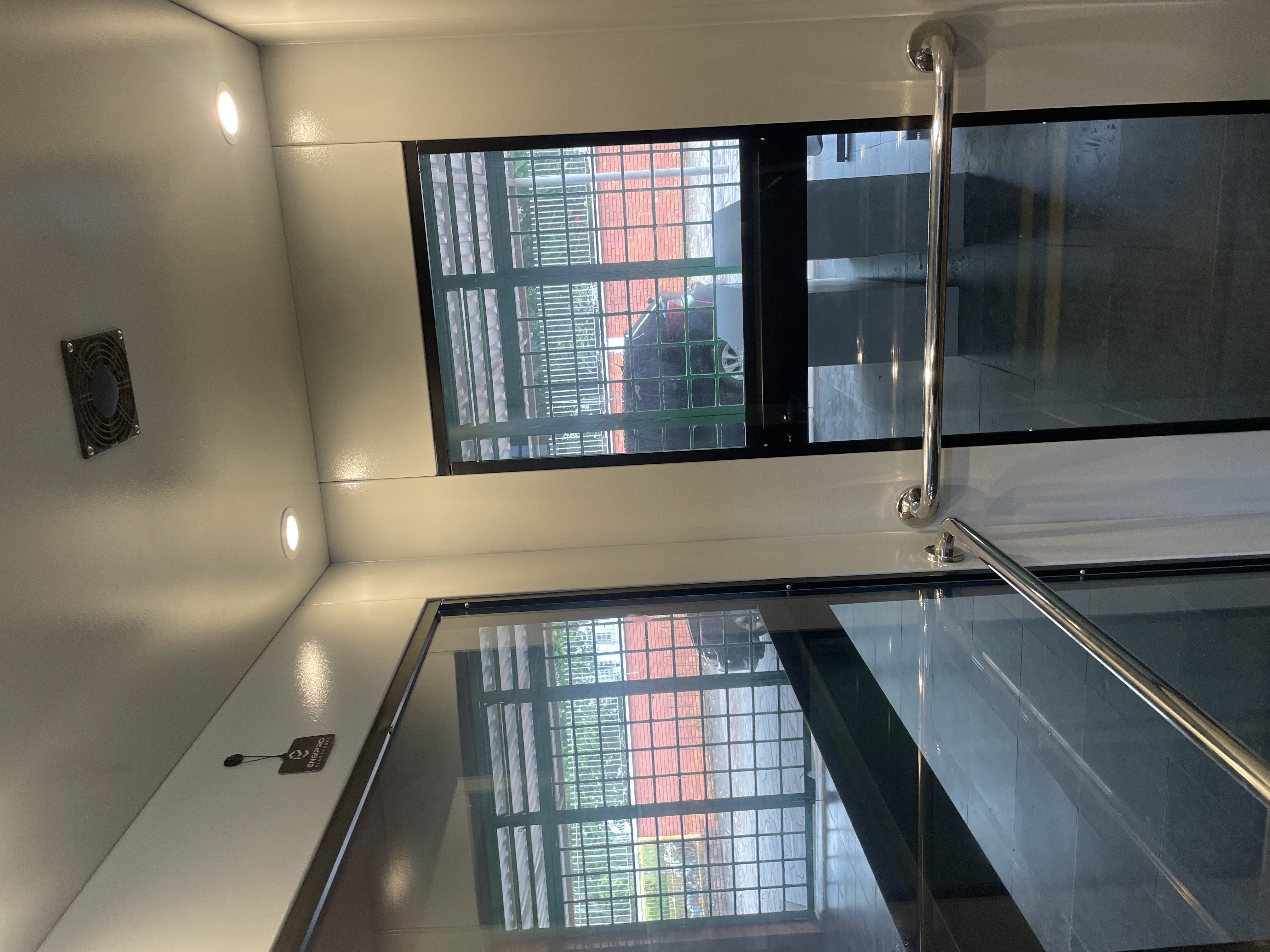 Vista lateral de plataforma de acessibilidade ENGIPRO em uso